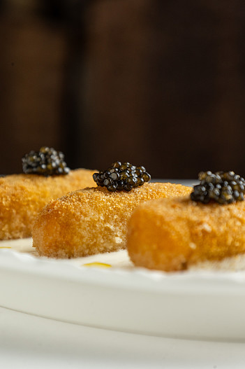 Аранчини с морепродуктами и черной икрой