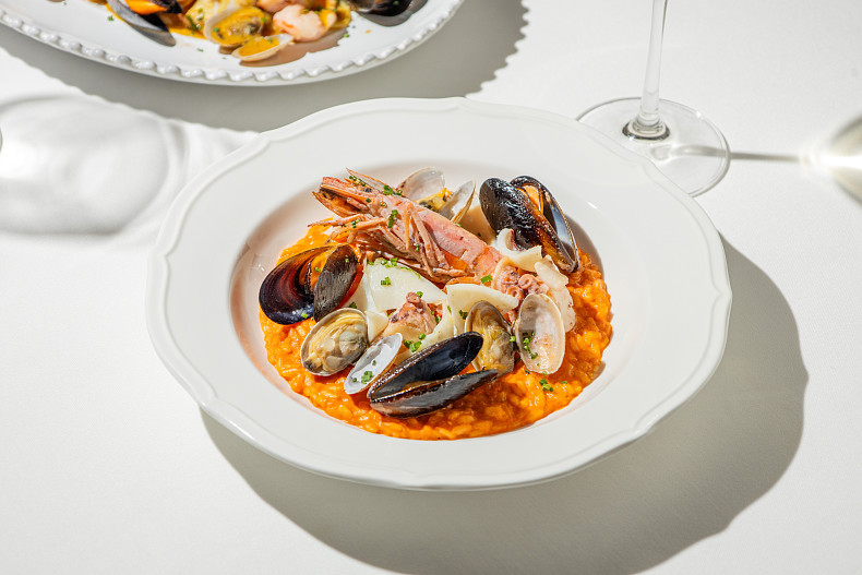 Равиоли с лососем, тигровой креветкой, красной икрой и соусом из базилика