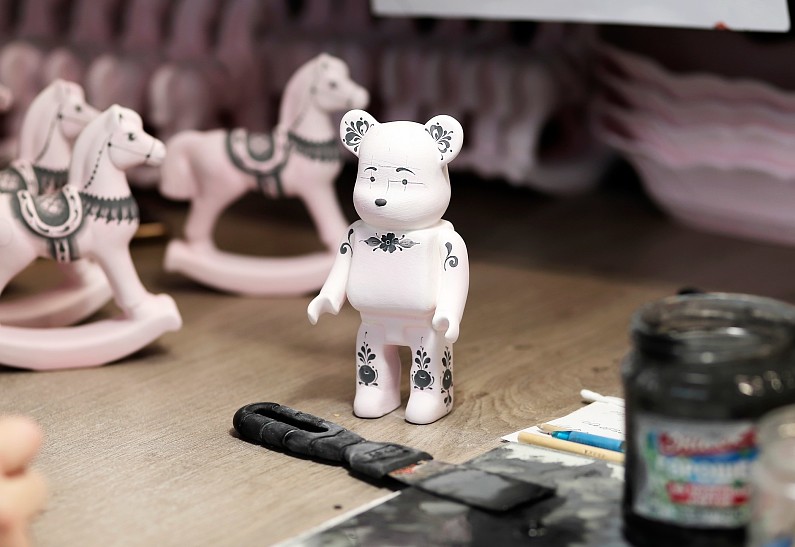 Объединение «Гжель» представляет особые статуэтки для премии OK! Awards «Больше чем звёзды»