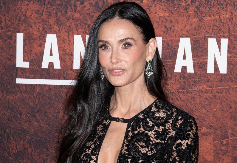 Деми Мур отметила 63-летие в откровенном прозрачном платье