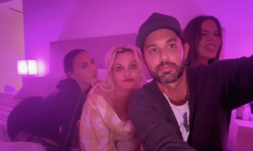 Ким Кардашьян, Бритни Спирс, Кейд Хадсон и Хлое Кардашьян