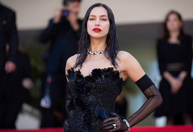 Ирина Шейк поделилась советами о красоте, которые она дает дочери