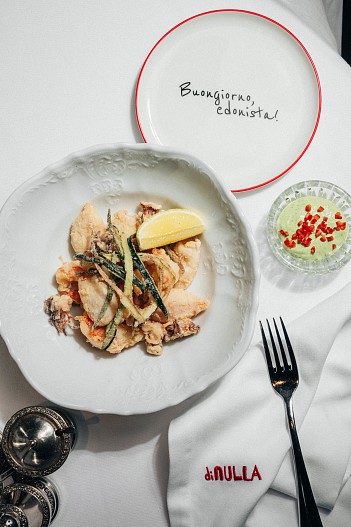 Фритто мисто из лангустинов, мини-кальмаров и цукини с айоли из шпината