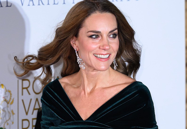 Кейт Миддлтон блистала в роскошном бархатном платье на королевском приеме. Фото!