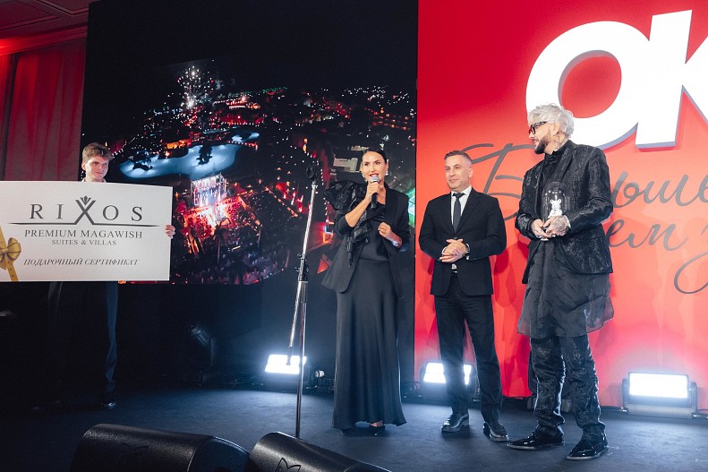 Приз Филиппу Киркорову вручил региональный директор отдела продаж и маркетинга компании RIXOS Hotels в Египте Хакан Кайнакчы и Директор регионального отдела продаж VIP сегмента отелей Rix...