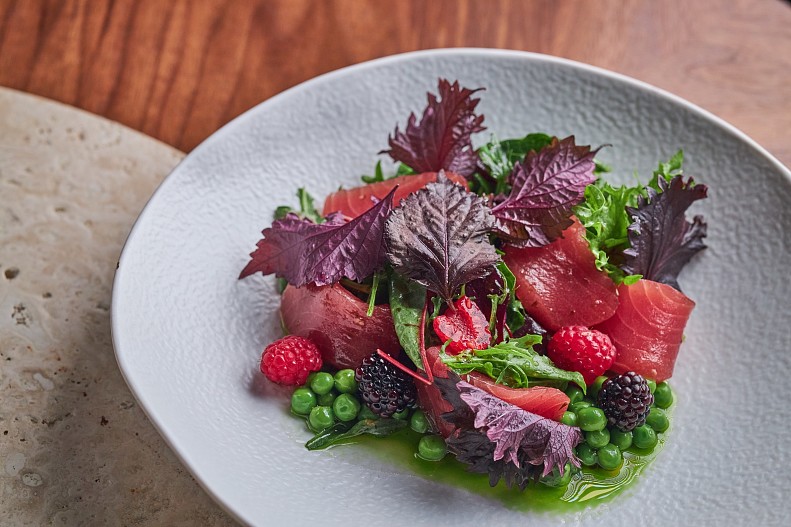 Салат с тунцом, листьями перилла и лесными ягодами