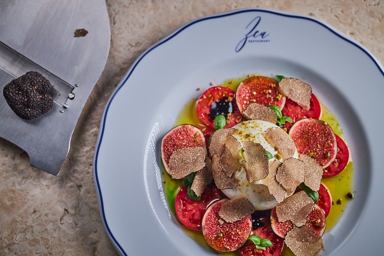 Фермерская буратта с узбекскими томатами, инжиром и трюфелем