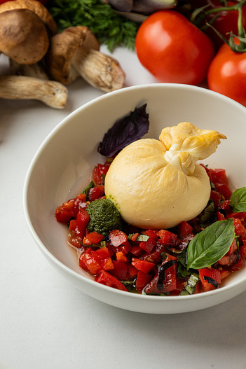 Копченая буратта с томатной сальсой