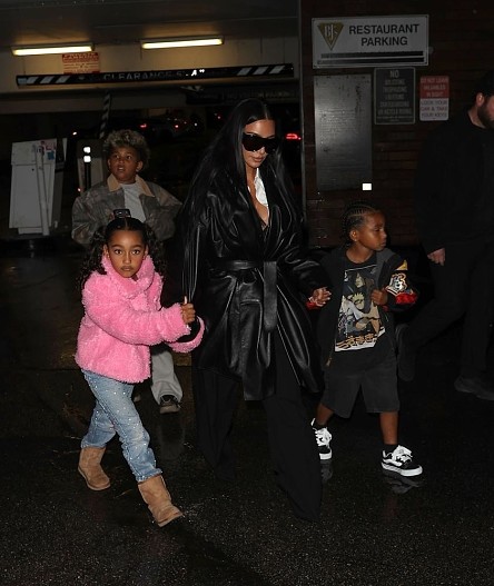 Ким Кардашьян с детьми