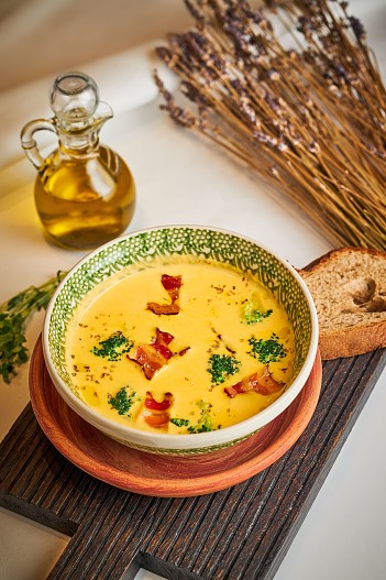 Сырный суп с беконом и брокколи