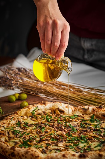 Пицца с грибами и трюфельным маслом