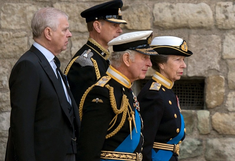 Разжалованный принц Эндрю может сбежать из Великобритании