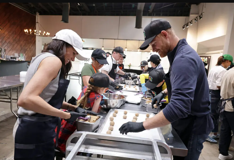 Меган Маркл и принц Гарри с детьми