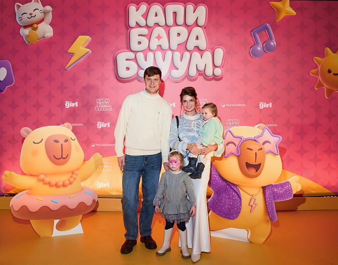 Александр и Алеся Энберт с дочерьми