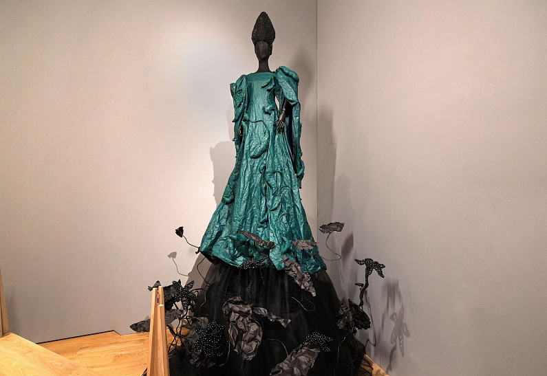 Арт-объект из переработанного пластика в экспозиции ГИМ