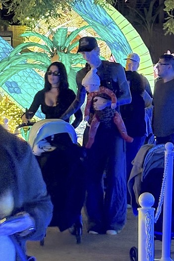 Меган Фокс и MGK с дочкой