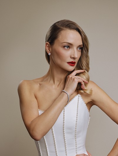 Топ-визажист Владимир Калинчев. Топ-стилист Moroccanoil, ведущий технолог бренда Moroccanoil Ирина Кордас. Ведущий стилист Moroccanoil  Айрат Гадельшин. Серьги, браслет — всё Mercury, кол...