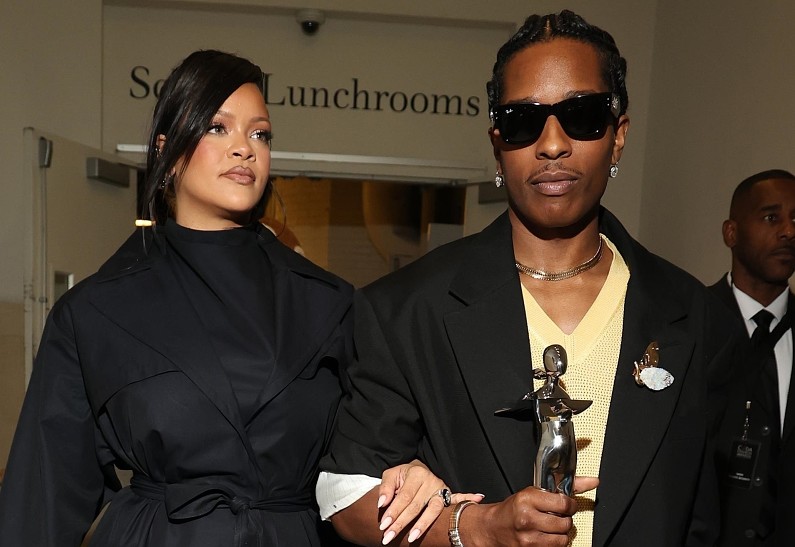 Рианна впервые после рождения дочери вышла на красную дорожку