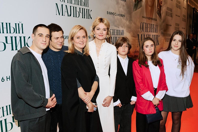 Анна Михалкова с сыновьями, Надя Михалкова с детьми