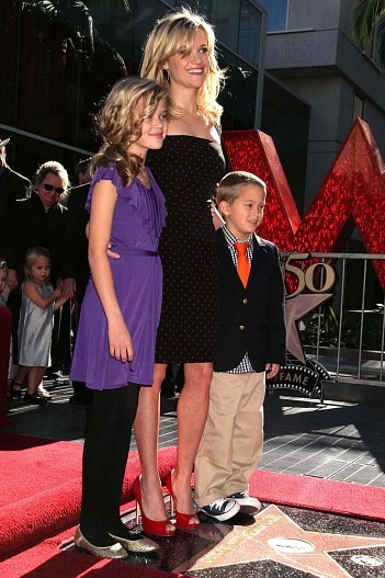 Риз Уизерспун с дочерью и сыном