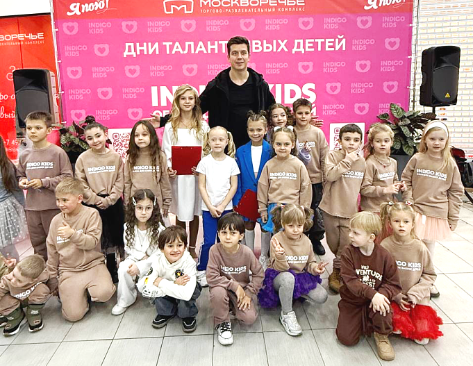 Актер Денис Косяков с участниками мероприятия «Дни талантливых детей»