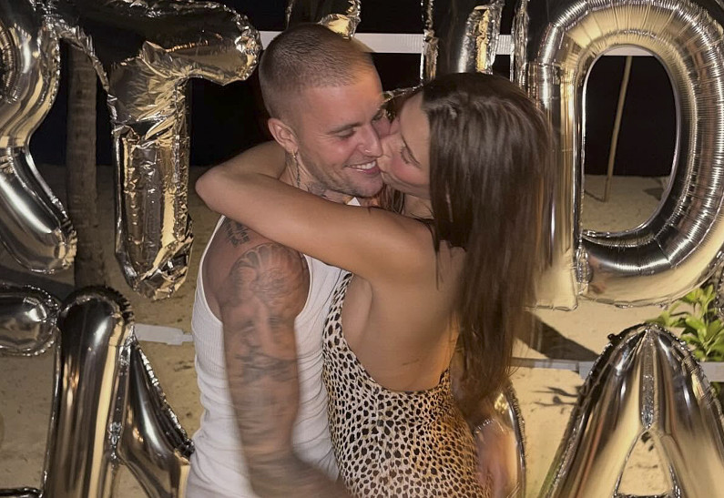 Джастин Бибер показал фото страстного поцелуя с женой