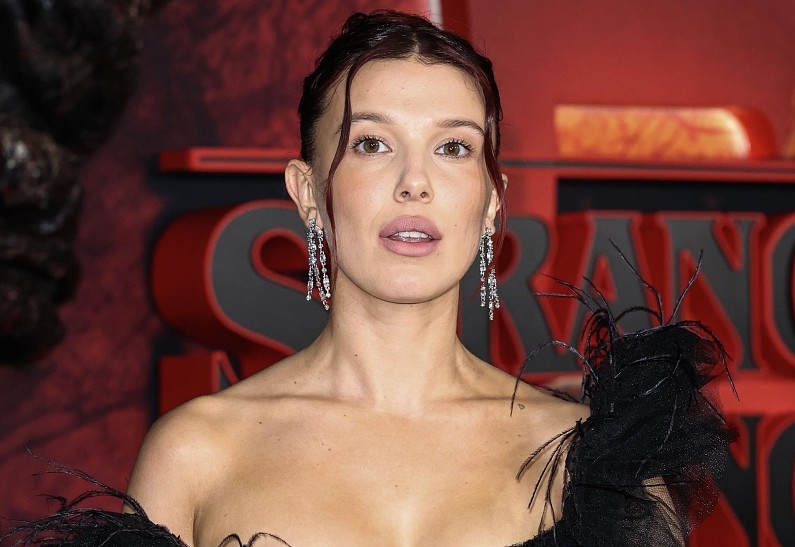 Милли Бобби Браун рассказала, кто из коллег по «Очень странным делам» стал крестным отцом ее ребенка