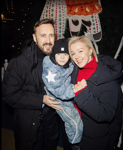 Юлианна Караулова с семьей