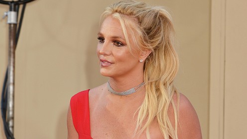 Бритни Спирс сделала сальто с лодки и травмировала ногу