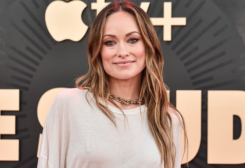 Оливия Уайлд выпустила символичное ювелирное украшение к праздникам