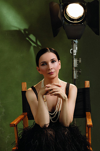 На Марии: Платье Alena Akhmadullina, ожерелье Vintage Dream