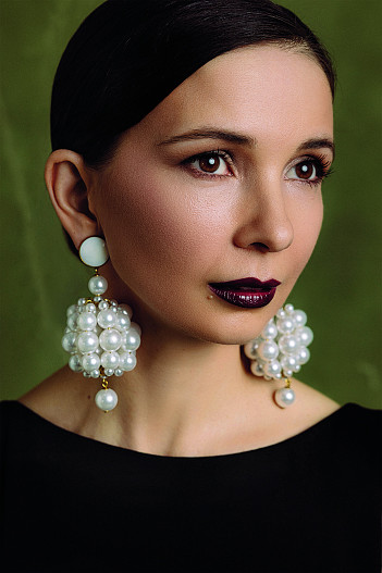 На Марии: Платье Pinko, клипсы Alena Akhmadullina