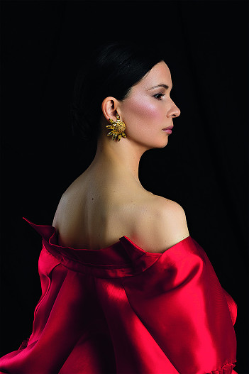 На Марии: Платье Alena Akhmadullina, клипсы Yves Saint Laurent (Vintage Dream)