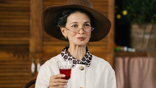 «Когда ты известен в кино — к тебе другое отношение»: Мария Смольникова о возможностях театра и сериале «Праздники» на ТНТ