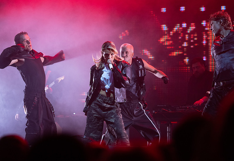 Ольга Бузова, Люся Чеботина, Мари Краймбрери спели на новогоднем корпоративе для всех