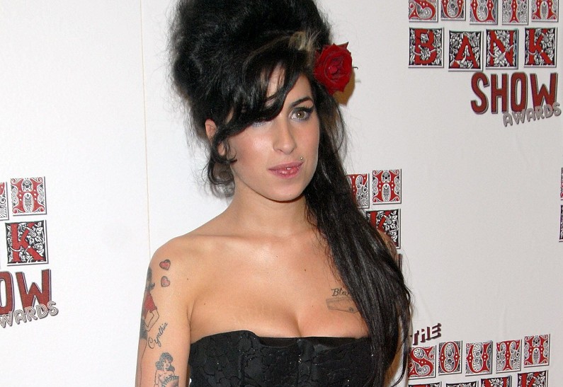 Отец Эми Уайнхаус подал в суд на ее ближайших подруг