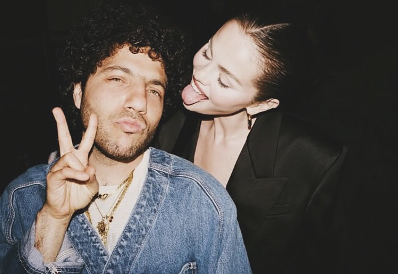 Селена Гомес поделилась счастливыми семейными моментами с Бенни Бланко