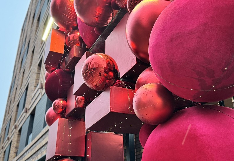 Красота дня: новогодний декор ресторана «Ласка» (Санкт-Петербург)