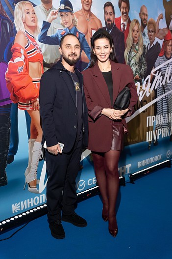 Демис Карибидис с супругой