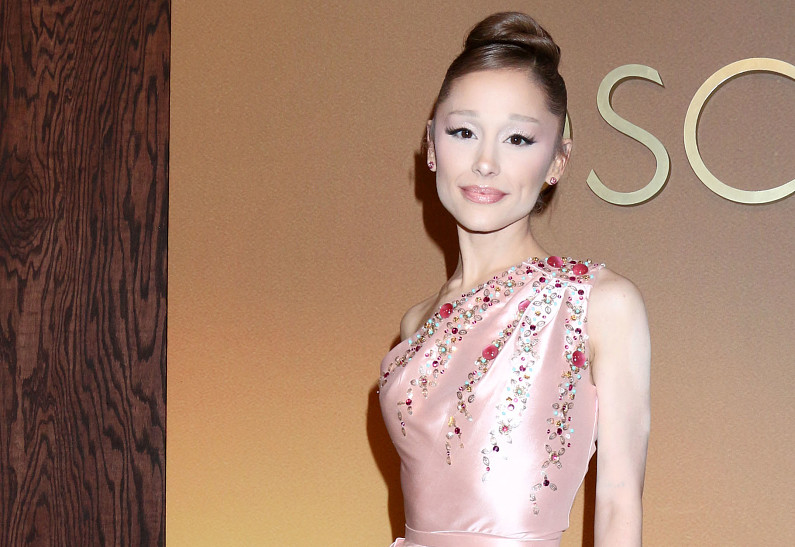 Теория заговора: в Сети обсуждают загадочные видео с Арианой Гранде