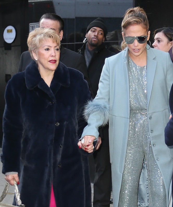 «Сердце нашей семьи»: Дженнифер Лопес трогательно поздравила маму с 80-летием