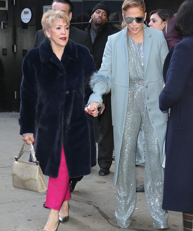 «Сердце нашей семьи»: Дженнифер Лопес трогательно поздравила маму с юбилеем