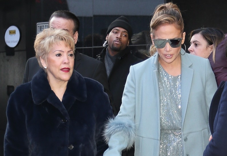 «Сердце нашей семьи»: Дженнифер Лопес трогательно поздравила маму с 80-летием