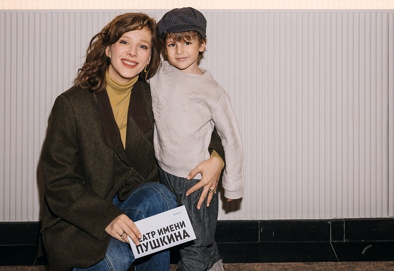 Лиза Арзамасова, Александра Урсуляк, Анна Тихомирова, Владимир Маркони и другие звезды с детьми посетили премьерный показ спектакля «Аленький цветочек»