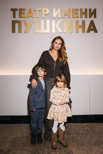 Софья Каштанова с детьми