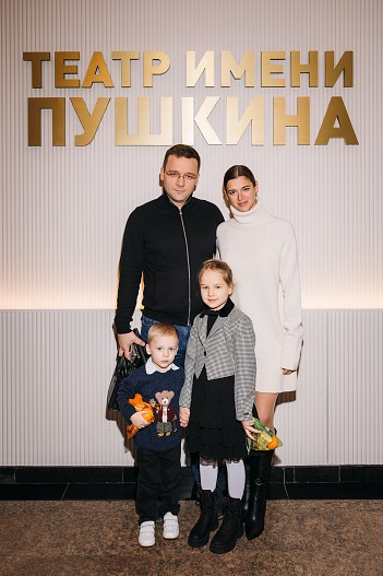 Александра Солдатова с мужем и детьми
