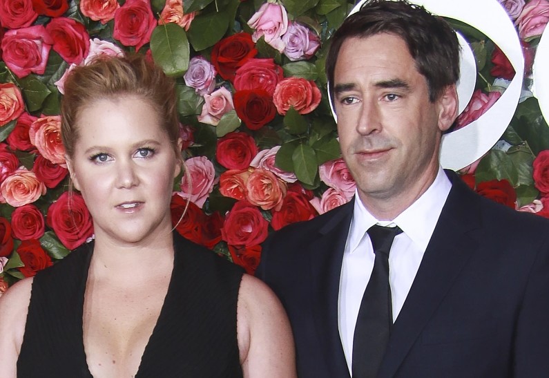 Эми Шумер живет с мужем ради сына после расставания