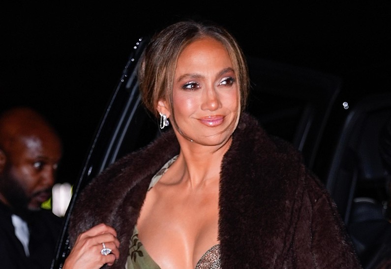 Дженнифер Лопес показала страстное танго с загодочным незнакомцем