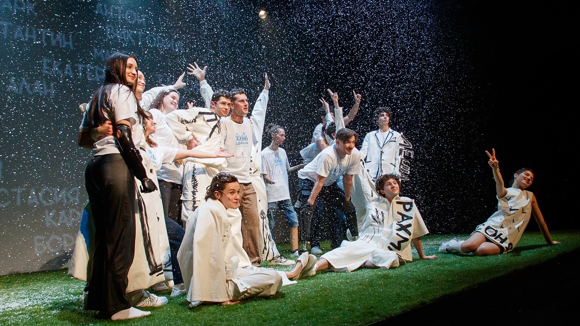 В Театре Наций прошел спектакль Фонда «Жизнь в Движении»