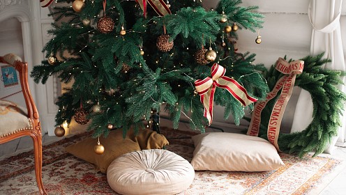 Красные акценты и аромат хвои: формула идеального новогоднего интерьера